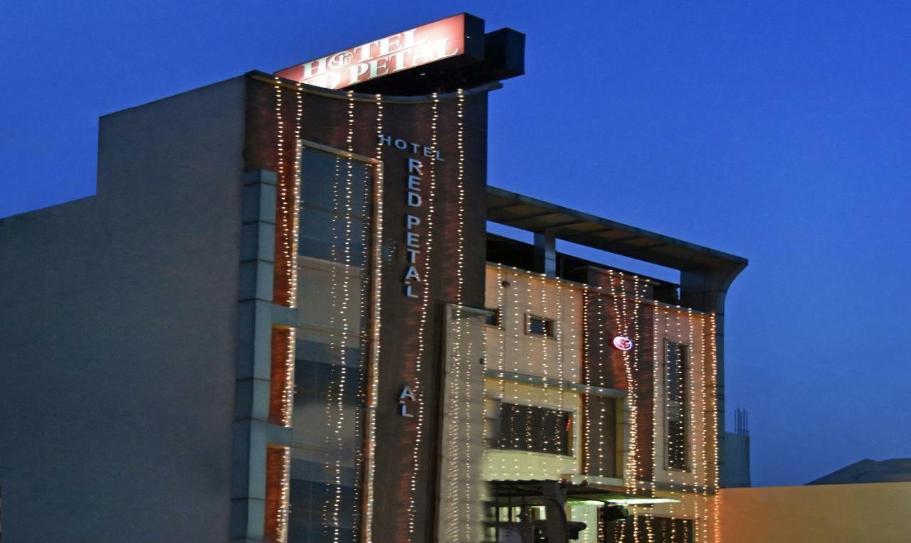 Hotel Treebo Red Petal Jalandhar Exterior foto